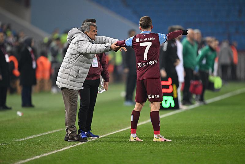 Trendyol Süper Lig'in 27. haftasında Trabzonspor ile Atakaş Hatayspor karşılaştı. Trabzonspor Teknik Direktörü Şenol Güneş (solda) futbolcusu Edin Visca'ya taktik verdi. (AA)