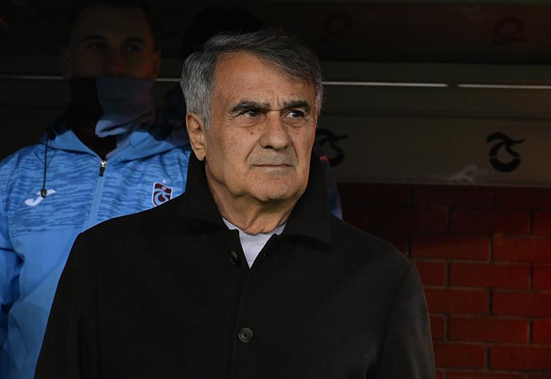 Trendyol Süper Lig'in 26. haftasında Trabzonspor ile Atakaş Hatayspor karşılaştı. Trabzonspor Teknik Direktörü Şenol Güneş, maçı takip etti. (AA)