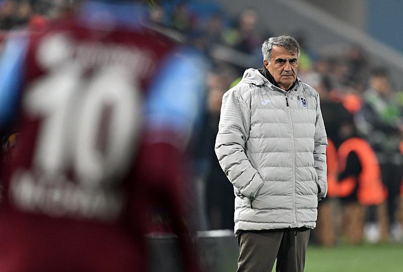 Trendyol Süper Lig'in 27. haftasında Trabzonspor ile Atakaş Hatayspor karşılaştı. Trabzonspor Teknik Direktörü Şenol Güneş, maçı takip etti. (AA)