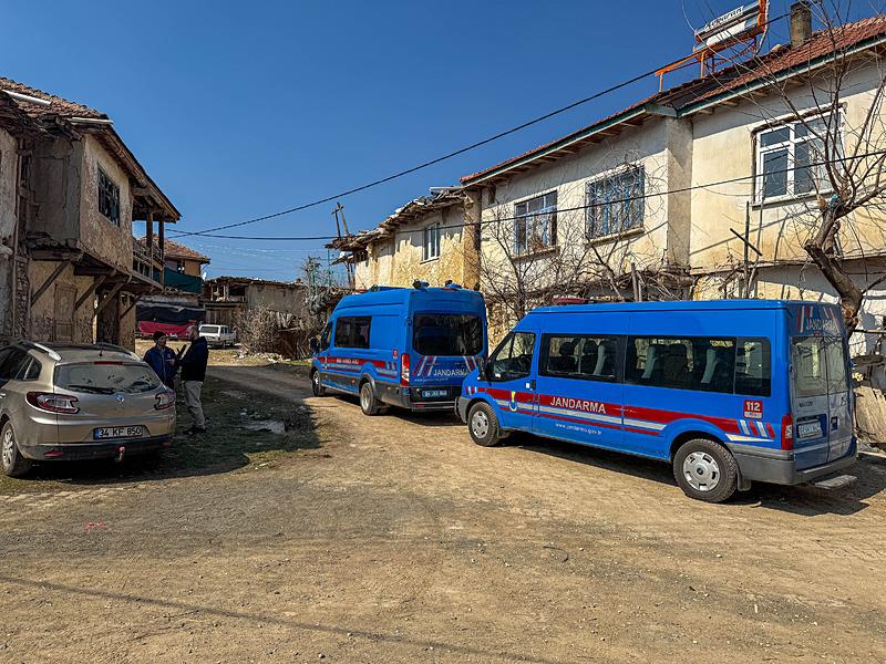 İhbar üzerine köye 112 Acil Sağlık ve jandarma ekipleri sevk edildi. (AA)