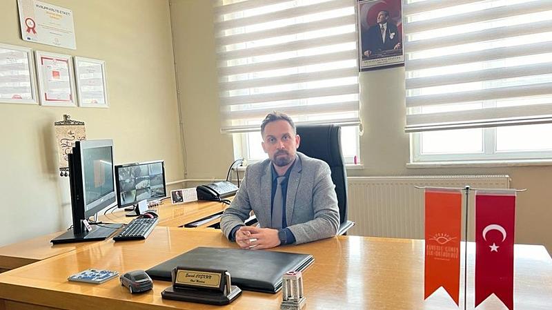 Sakarya'da Rüveyde Güneş İlk-Ortaokul Müdürü Emrah Coşkun boynundan bıçaklandı. (DHA)