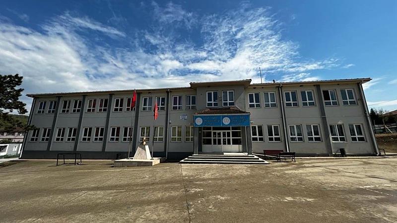 Sakarya'da Rüveyde Güneş İlk-Ortaokul Müdürü Emrah Coşkun boynundan bıçaklandı. (DHA)