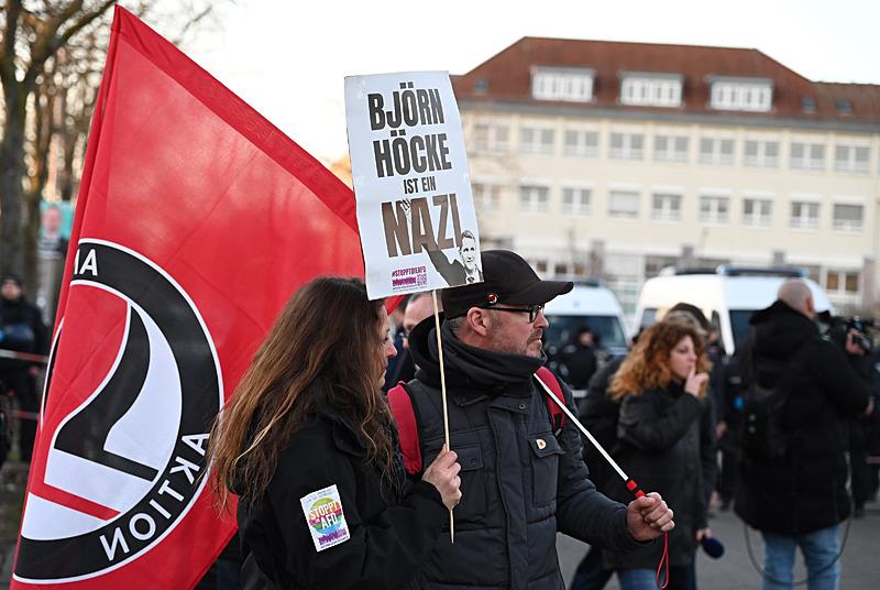 Almanya'nın başkenti Berlin'de halk, seçim programında göç ve mülteci politikasını sertleştirmeyi vadeden aşırı sağcı AfD partisine karşı protesto gösterisi düzenledi. Göstericiler AfD Genel Merkezi önünde toplanırken güvenlik güçleri gösteri alanında önlem aldı, 23.02.2025, AA