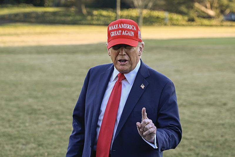 Trump (fotoğrafta), Florida'daki Mar-a-Lago'ya gitmek üzere Beyaz Saray'dan ayrılırken basın mensuplarına Oval Ofis'te Zelenskiy ile yaşadığı tartışmayı değerlendirdi. Zelenskiy ile görüşmesinin iyi geçmediğini belirten Trump, ʺElini çok fazla oynadı. Biz barış arıyoruz, barış yapmayacak birini aramıyoruz. Ben barış arıyorum. On yıllık bir savaşa girip oyun oynamak istemiyoruz.ʺ dedi. (AA)