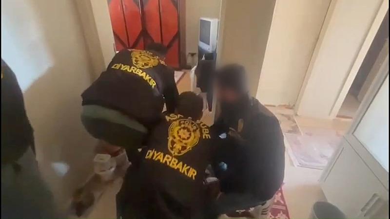 Takip ettiği kadınları gizlice çeken şüpheli tutuklandı. (DHA)