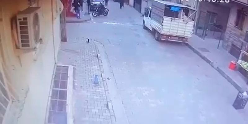  Bahçelievler'de 1 kişinin öldüğü 2 kişinin ise yaralandığı silahlı saldırı anbean kameraya yansıdı. (DHA)