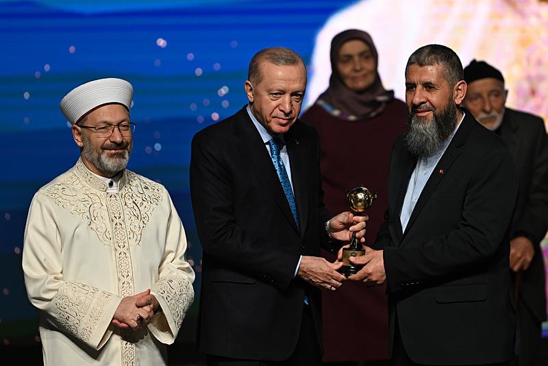 Başkan Recep Tayyip Erdoğan Türkiye Diyanet Vakfı 8. Uluslararası İyilik Ödülleri'ni sahiplerine takdim etti. (AA)
