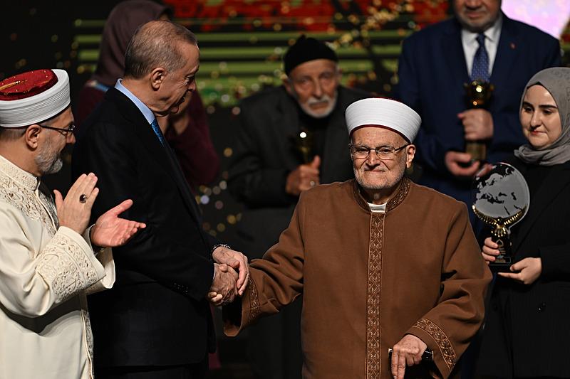 Başkan Recep Tayyip Erdoğan Türkiye Diyanet Vakfı 8. Uluslararası İyilik Ödülleri'ni sahiplerine takdim etti. (AA)