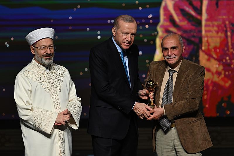 Başkan Recep Tayyip Erdoğan Türkiye Diyanet Vakfı 8. Uluslararası İyilik Ödülleri'ni sahiplerine takdim etti. (AA)