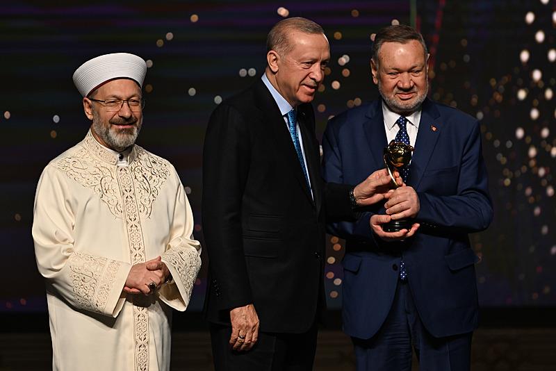 Başkan Recep Tayyip Erdoğan Türkiye Diyanet Vakfı 8. Uluslararası İyilik Ödülleri'ni sahiplerine takdim etti. (AA)