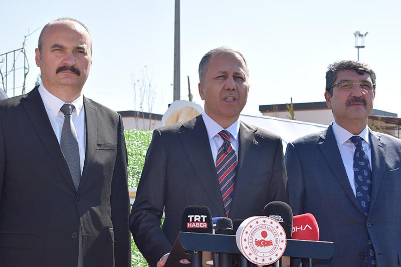 İçişleri Bakanı Yerlikaya, Batman Belediyesi Hayvan Bakım ve Rehabilitasyon Merkezinde konuştu (Fotoğraf: AA)