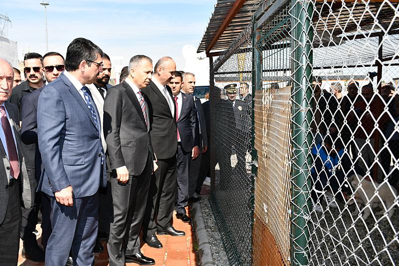 İçişleri Bakanı Yerlikaya, Batman Belediyesi Hayvan Bakım ve Rehabilitasyon Merkezinde konuştu (Fotoğraf: AA)