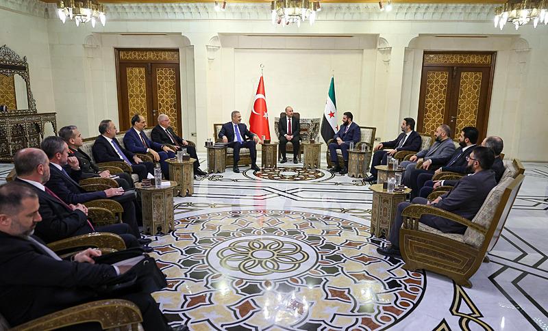 Dışişleri Bakanı Hakan Fidan, Milli Savunma Bakanı Yaşar Güler ve MİT Başkanı İbrahim Kalın, Suriye'nin başkenti Şam'ı ziyaret ederek, Suriye Cumhurbaşkanı Ahmed Şara tarafından kabul edildi. (AA)