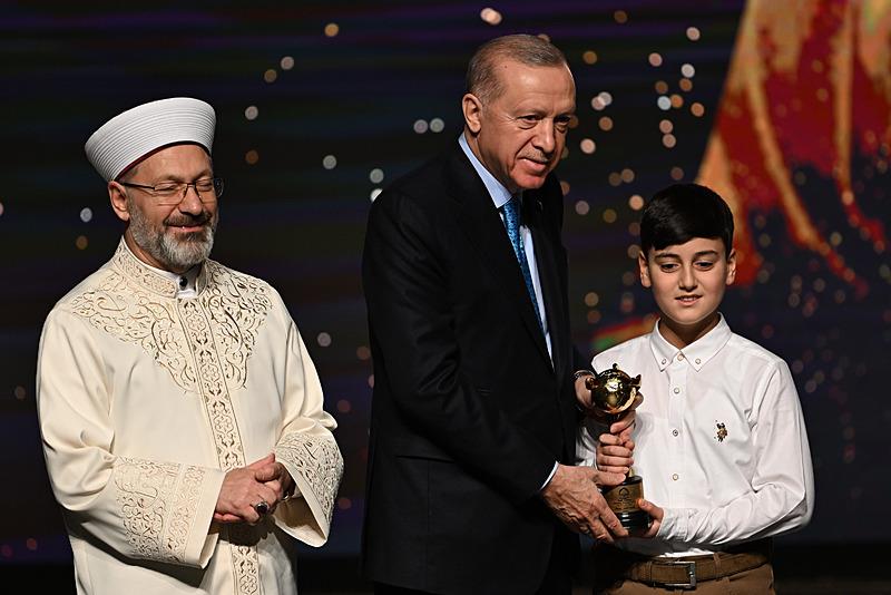 Başkan Recep Tayyip Erdoğan, Beştepe Kongre ve Kültür Merkezi'nde düzenlenen Türkiye Diyanet Vakfı 8. Uluslararası İyilik Ödülleri programına katıldı. Başkan Erdoğan, Ömer Asaf Kar'a ödülünü verdi. (AA)