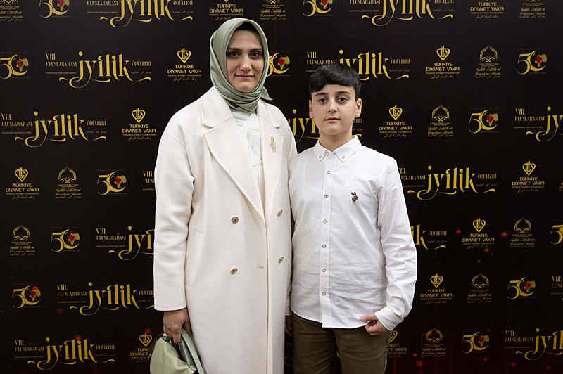 Diyanet İşleri Başkanlığınca, Türkiye Diyanet Vakfı (TDV) 8. Uluslararası İyilik Ödülleri'nin sahipleri için iftar programı düzenlendi. İftar programında konuşan, ödüle layık görülen ilkokul öğrencisi Ömer Asaf Kar, boykot ürünlerinin satın alınmaması gerektiğini söyledi. Ömer Asaf Kar'ın Annesi Mehbup Kar açıklamalarda bulundu. (AA)