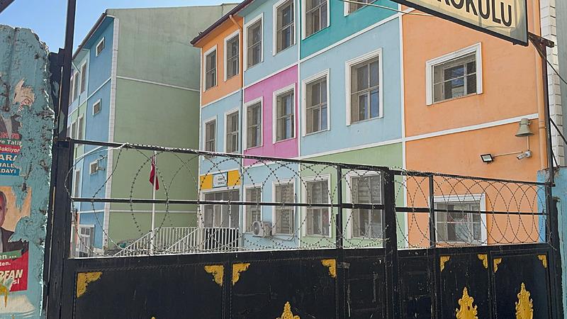 Diyarbakır'da bir şahıs kadın öğretmeni yumruklayıp sırtından bıçakladı. (DHA)