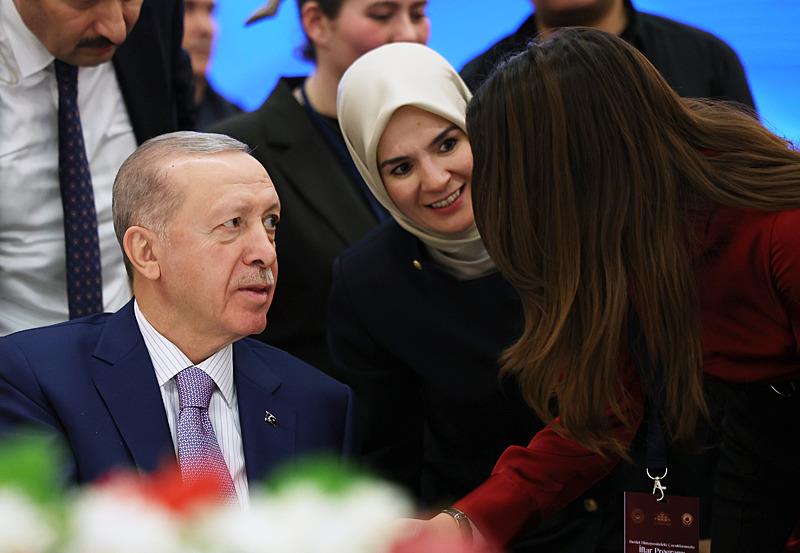 Başkan Erdoğan, devlet himayesindeki çocuklarla iftarda bir araya geldi. (AA)