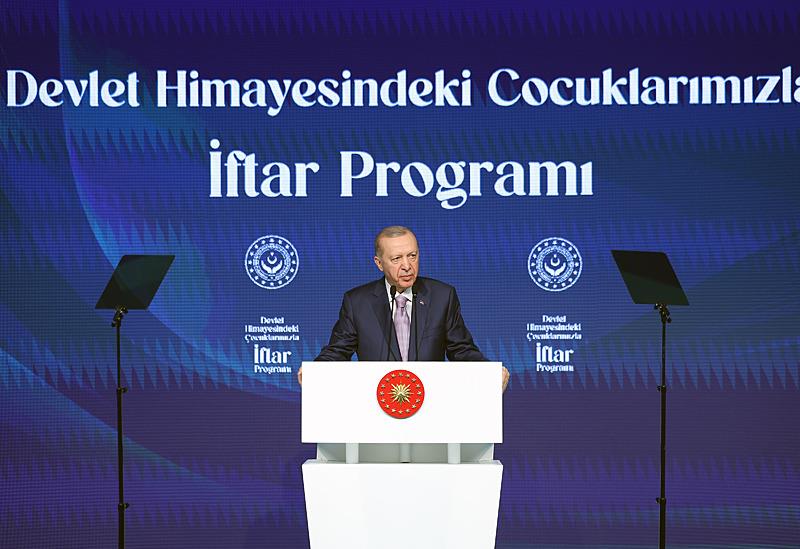 Başkan Erdoğan, devlet himayesindeki çocuklarla iftarda bir araya geldi. (AA)