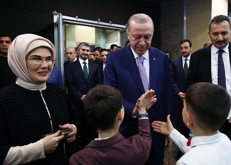 Başkan Erdoğan, devlet himayesindeki çocuklarla iftarda bir araya geldi. (AA)