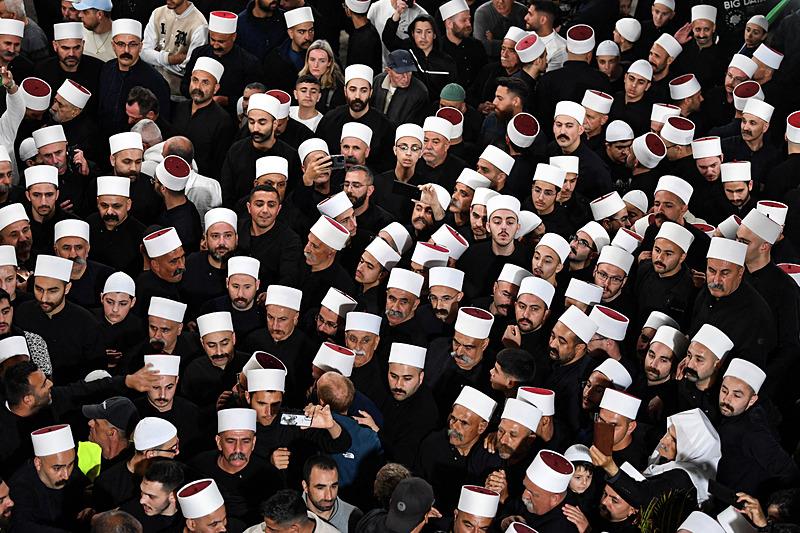 Dürziler 14 Mart 2025'te kuzey İsrail'de Dürzi toplumu için kutsal bir yer olan Nabi Shuayb Türbesi'ni ziyaret ettiği gün toplandılar, Reuters