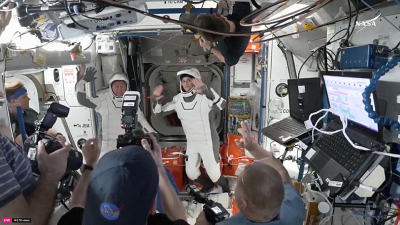 Dokuz aydır Uluslararası Uzay İstasyonu'nda mahsur kalan iki kıdemli NASA astronotu Butch Wilmore ve Suni Williams, 17 Mart 2025'te Dünya'ya dönüşlerine başlamak üzere ISS'den ayrılmaya hazırlanırken kapağı kapatmadan önce SpaceX Crew Dragon kapsülünün kapağına el sallıyor., Reuters