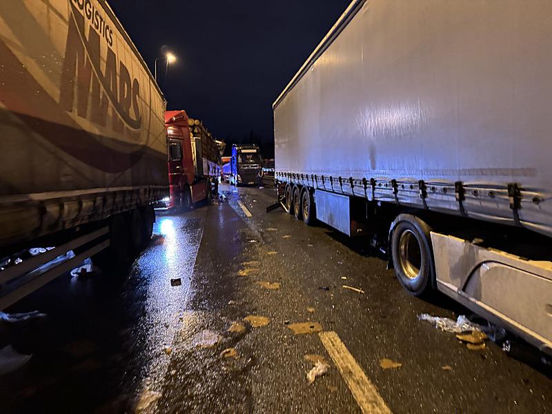 Anadolu Otoyolu'nun Kocaeli kesiminde zincirleme kaza nedeniyle yol ulaşıma kapandı. (AA)