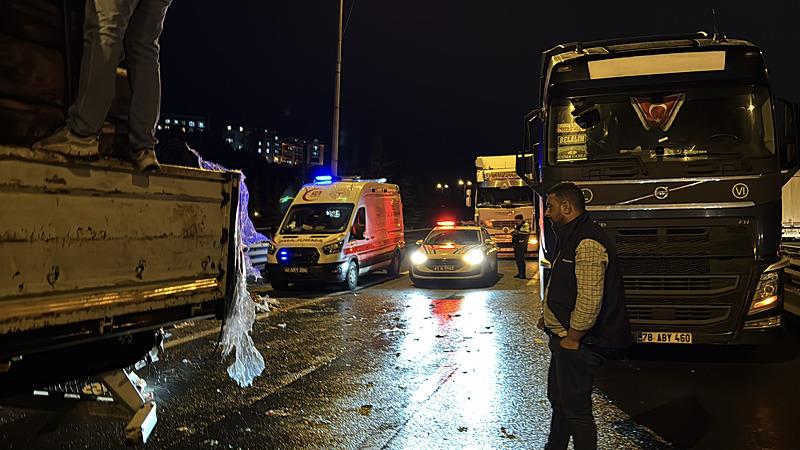 Anadolu Otoyolu'nun Kocaeli kesiminde zincirleme kaza nedeniyle yol ulaşıma kapandı. (AA)