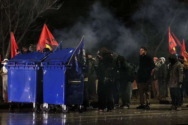 CHP'nin çağrısıyla sokağa çıkanlar polise saldırdı