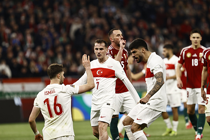 Milli takımımızın kazandığı penaltı sonrası Eren Elmalı, Kerem Aktürkoğlu ve İsmail Yüksek (AA)