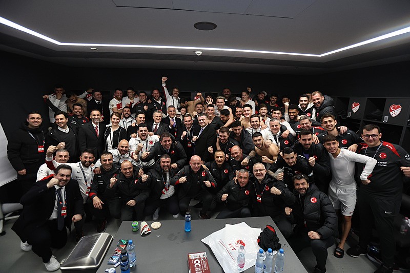 Başkan Erdoğan'dan A Milli Futbol Takımı'na tebrik telefonu. (DHA)