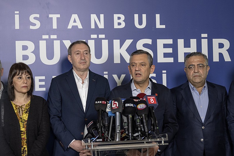 Özgür Özel Mansur Yavaş'ı ıskartaya çıkartıp DEM Parti'den özür diledi (Takvim.com.tr)