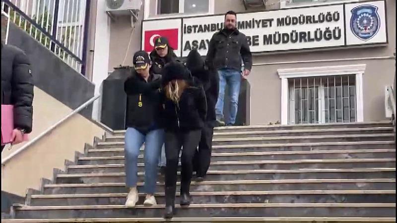 Bakırköy'de rezidanstan hırsızlık yapan 2 şüpheli yakalandı. (DHA)