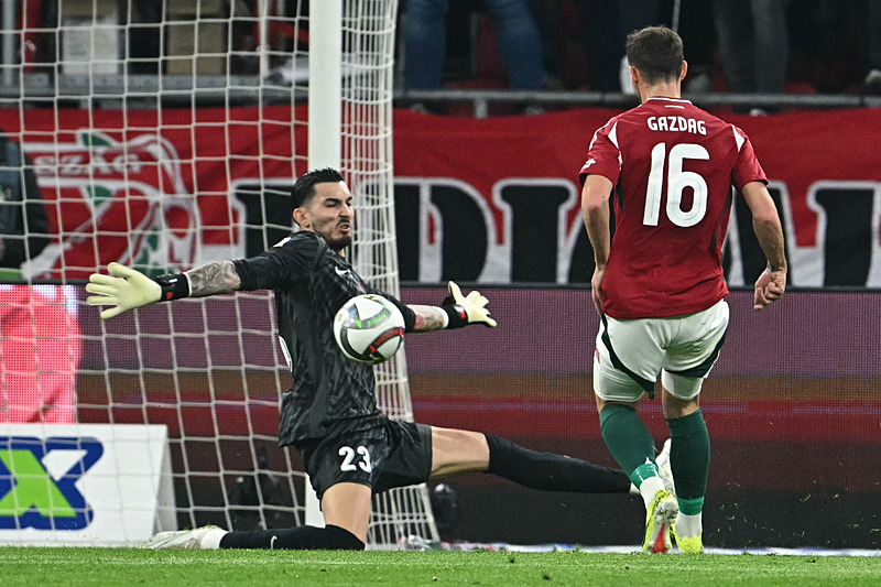 Uğurcan Çakır'ın Macaristan karşısında yaptığı harika kurtarış (AFP)