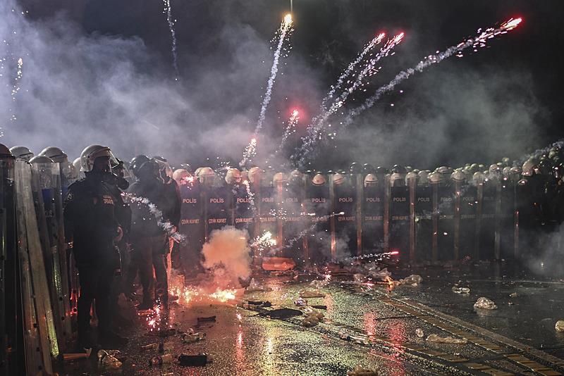 sarachanede-bir-skandal-daha-polise-tas-atmaya-zorladi-kameraya-cekince-hakaret-etti-1742886395921.jpeg