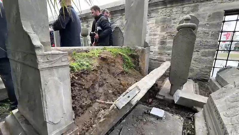 Özgür Özel'in çağrısıyla sokağa çıkan bir grup provokatör Osmanlı dönemine ait mezarlara zarar verdi (Fotoğraf: DHA)