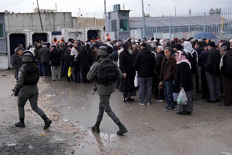Ramazan ayının üçüncü cuma namazı için Batı Şeria'dan Kudüs'e geçişler, AA