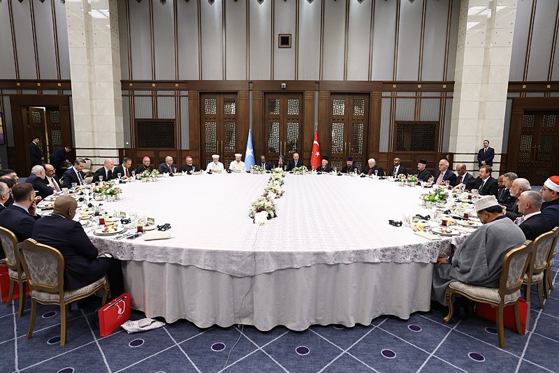 Başkan Recep Tayyip Erdoğan, Cumhurbaşkanlığı Külliyesi'nde dini azınlık temsilcileriyle iftarda bir araya geldi. (AA)
