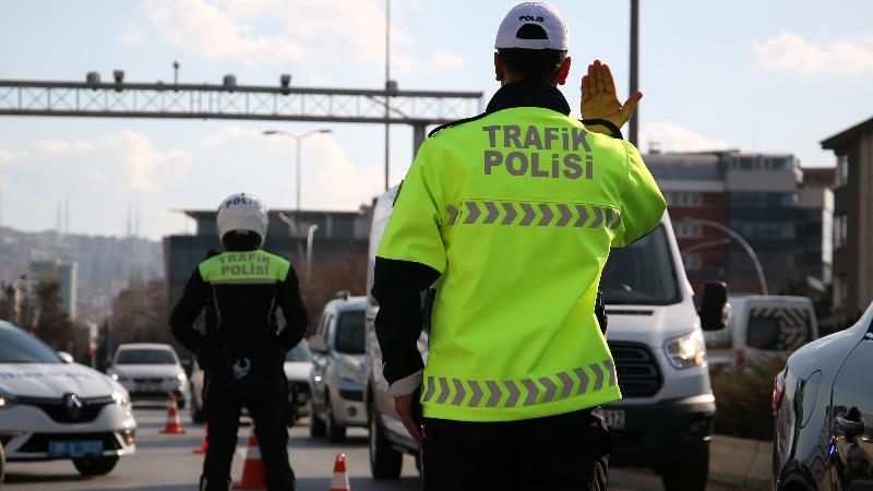 Kanunla, Karayolları Taşıma Kanunu'ndaki idari para cezaları da yükseltiliyor. (AA)