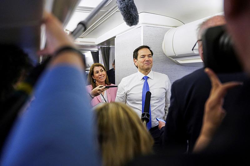 ABD Dışişleri Bakanı Marco Rubio, Surinam'dan Miami, Florida'ya giderken uçağında gazetecilerle konuşuyor, Reuters
