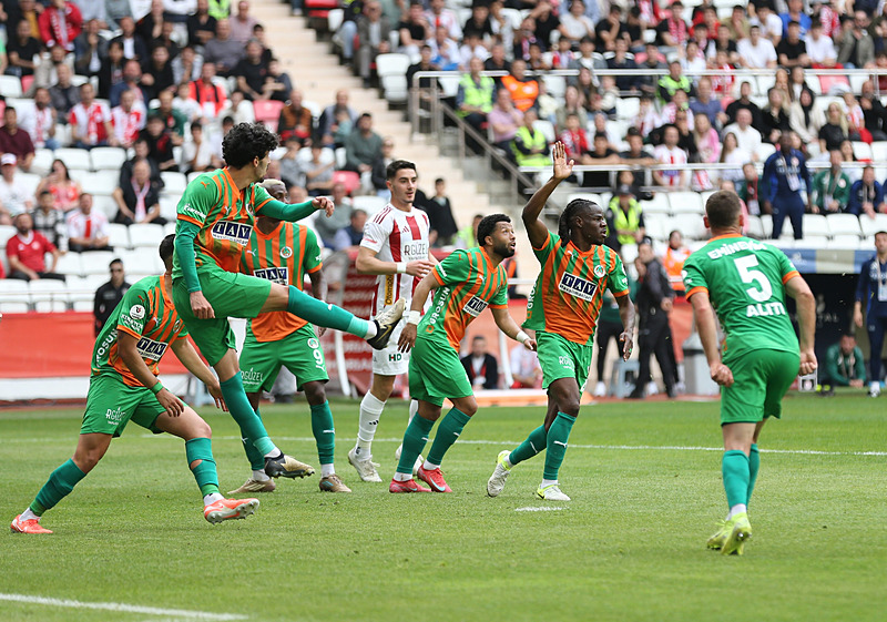 Alanyaspor'un yeni teknik direktörü Joao Pereira ilk maçından mağlubiyetle ayrıldı. (AA)