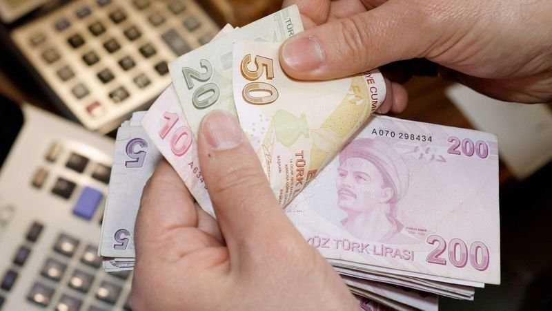 Memur emeklilerinin aylık ve ikramiyeleri hesaplara yatırıldı. (AA)