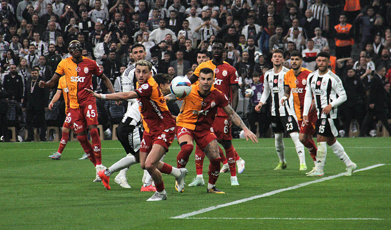 Beşiktaş - Galatasaray derbisinde bir pozisyon (İHA)