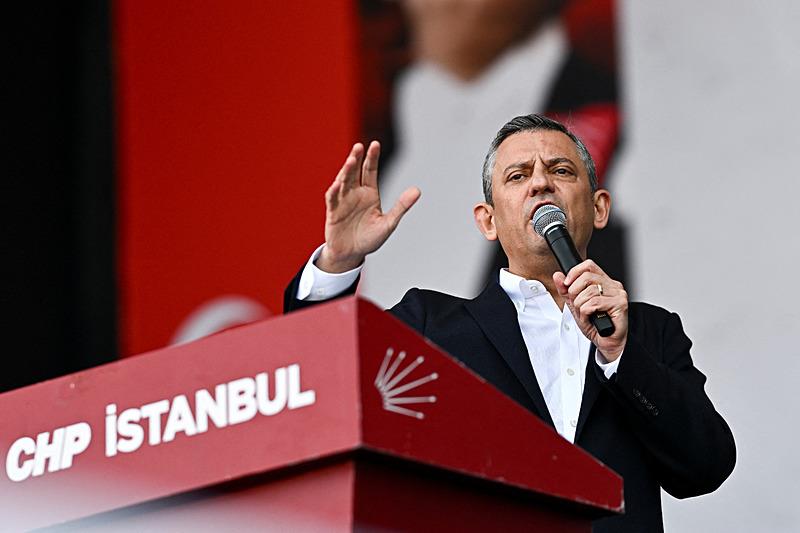 CHP Genel Başkanı Özgür Özel, Başkan Erdoğan'ı hedef alarak medyayı tehdit etti