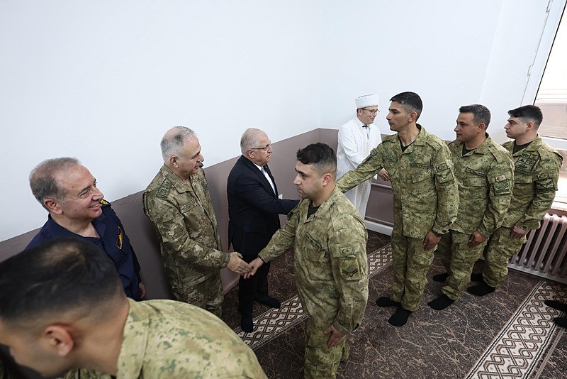 Millî Savunma Bakanı Güler, Çanakkale'deki Amfibi Kolordu Komutanlığını ziyaret etti (AA)