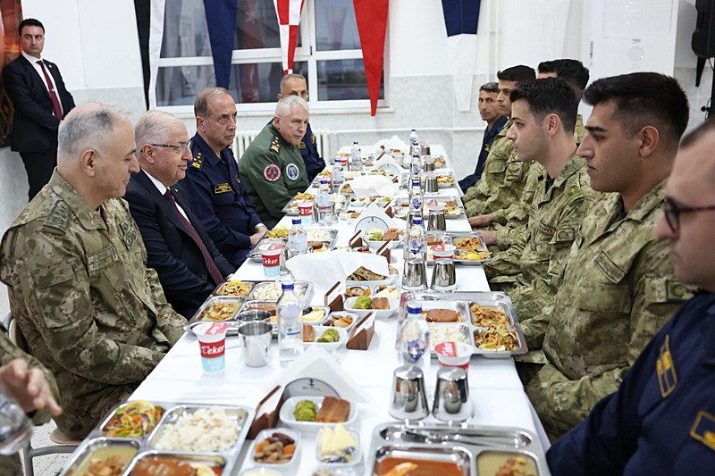 Bakan Güler, Çanakkale'deki Amfibi Kolordu Komutanlığında incelemelerde bulundu (AA)