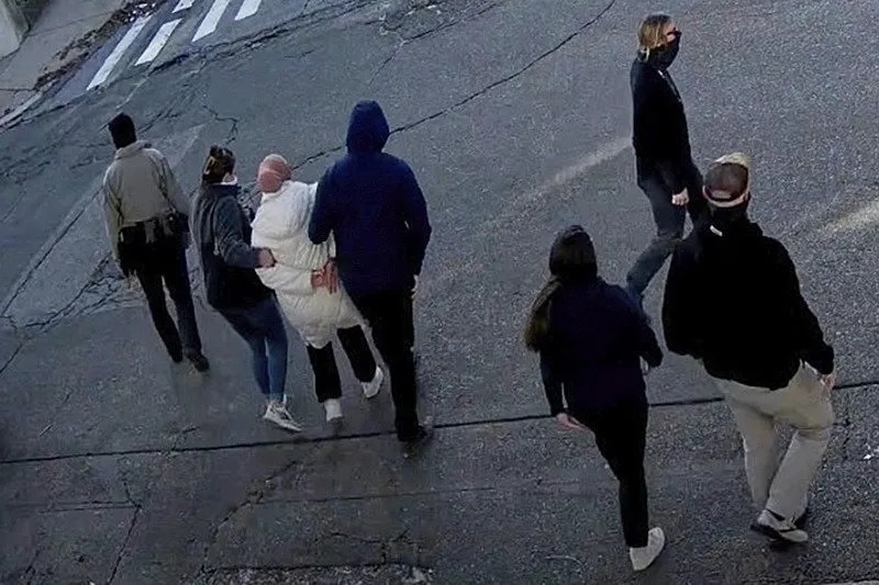 Rümeysa Öztürk'ün ABD Gümrük Muhafızlarınca gözaltına alınma anı (AFP)