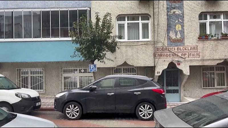 istanbulda-aile-faciasi-yasli-adam-esini-ve-kizini-oldurup-intihar-etti-1743501584179.jpeg Hayrettin Kırbaş (70), eşi Hatica Kırbaş (67) ve kızı Zeliha Kırbaş (46) 'ı av tüfeğiyle öldürüp intihar etti. Fotoğraf: DHA