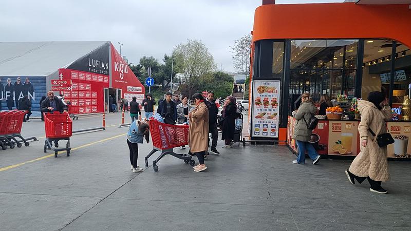 Esenyurt'ta AVM'de yoğunluk yaşandı
