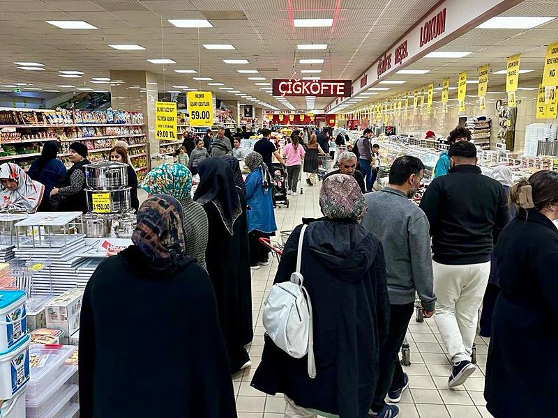 Ticaret Bakanı Ömer Bolat,  alışveriş yapan vatandaşların fotoğraflarını paylaştı
