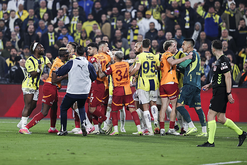 Fenerbahçe ve Galatasaraylı futbolcular birbirine girdi (AA)